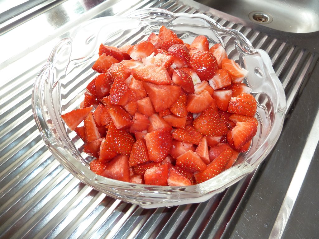 P1060955.JPG - Strawberry  http://en.wikipedia.org/wiki/Fragaria 