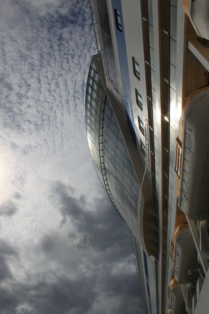 IMG_0219.JPG - AIDAluna Theatrium  http://en.wikipedia.org/wiki/AIDAluna  mirroring in the Pirbadet  http://no.wikipedia.org/wiki/Pirbadet 