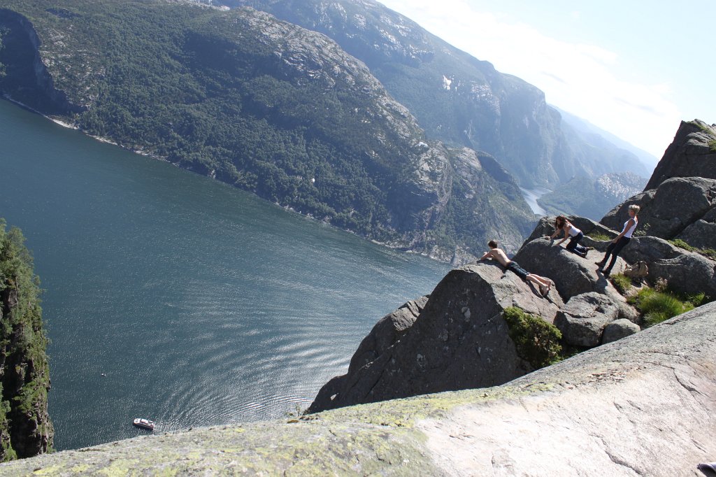 IMG_0656.JPG - Preikestolen cliff trail  http://en.wikipedia.org/wiki/Preikestolen 