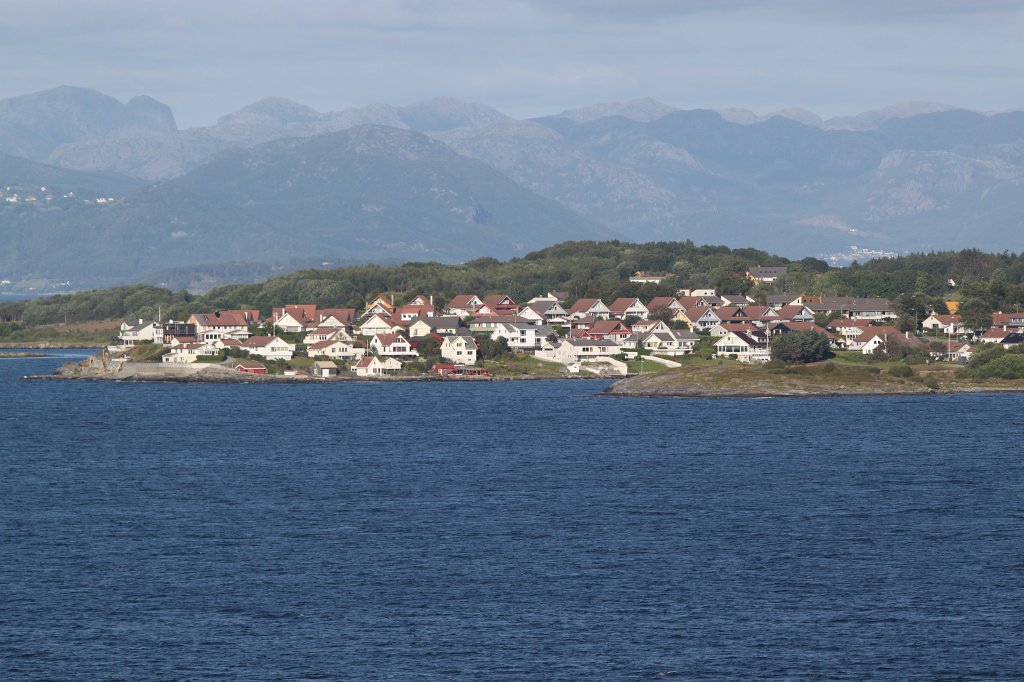 IMG_0723.JPG - Seafront housing