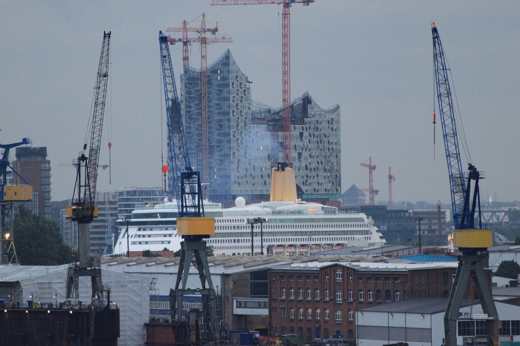 IMG_9452.JPG - MV Aurora  http://en.wikipedia.org/wiki/MV_Aurora_(2000)  in front of the Elbe Philharmonic Hall  http://en.wikipedia.org/wiki/Elbe_Philharmonic_Hall 