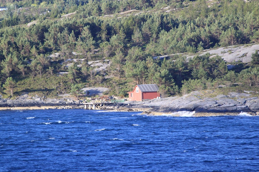 IMG_9556.JPG - House at the sea