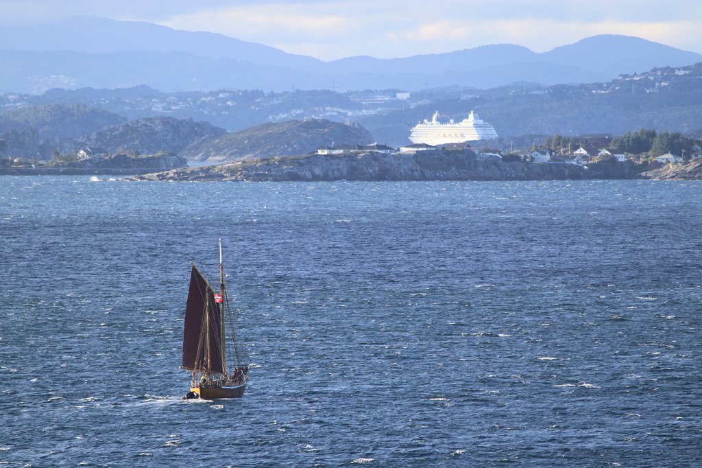 IMG_9561.JPG - Small and big ship