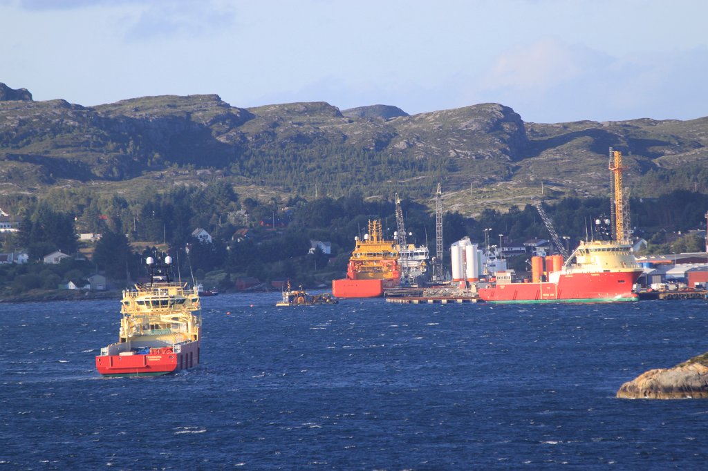 IMG_9568.JPG - Ships near Hanøytangen  http://no.wikipedia.org/wiki/Han%C3%B8ytangen 