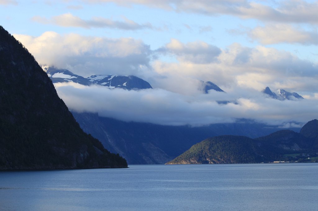 IMG_9828.JPG - Some clouds hiding the snowy peaks