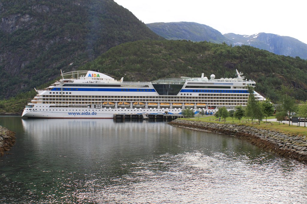 IMG_9844.JPG - AIDAluna  http://en.wikipedia.org/wiki/AIDAluna  doing a short stop in Hellesylt