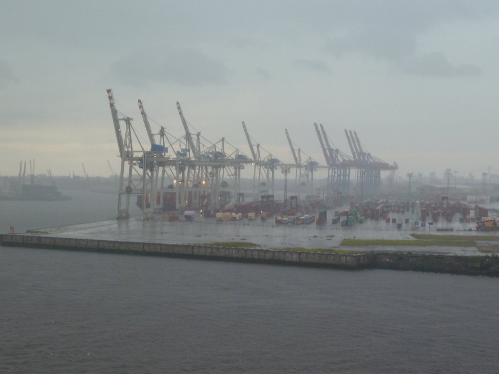 P1070678.JPG - Port of Hamburg  http://en.wikipedia.org/wiki/Port_of_Hamburg  in the rain