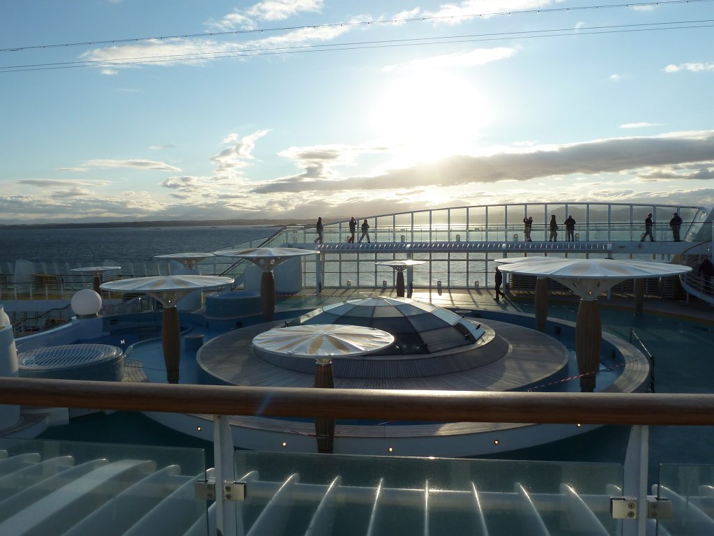 P1070774.JPG - AiDAluna  http://en.wikipedia.org/wiki/AIDAluna  pool deck in early morning