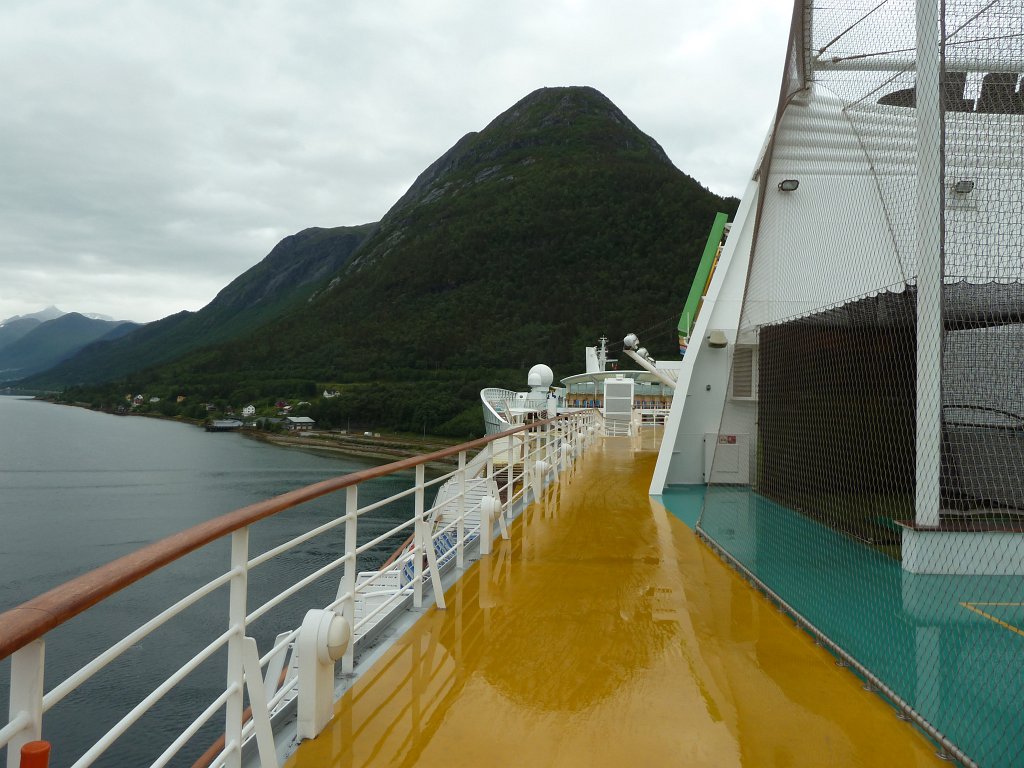 P1080089.JPG - Calm and green surrounded Isfjorden  http://en.wikipedia.org/wiki/Isfjorden_%28fjord_in_M%C3%B8re_og_Romsdal%29 