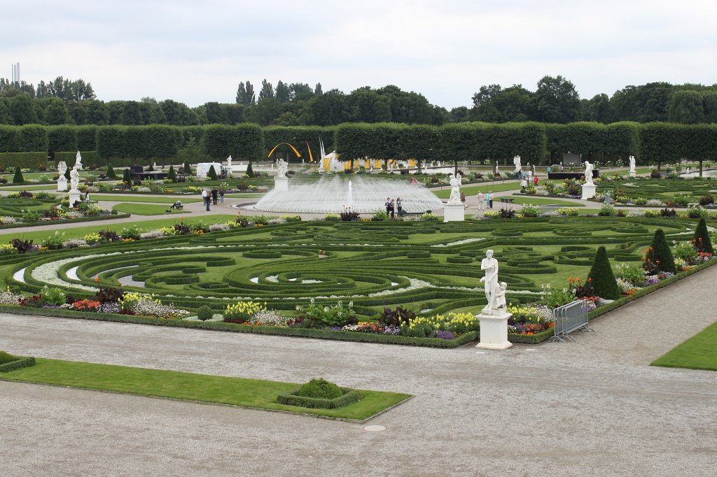 IMG_0859.JPG - Large parterre with Glockenbrunnen (fountain)
