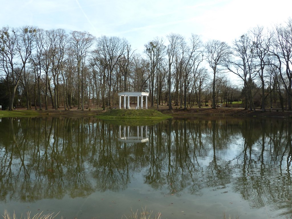 P1090874.JPG - Der âKleine Tannenwaldâ  http://de.wikipedia.org/wiki/Landgr%C3%A4fliche_G%C3%A4rten_Bad_Homburg 