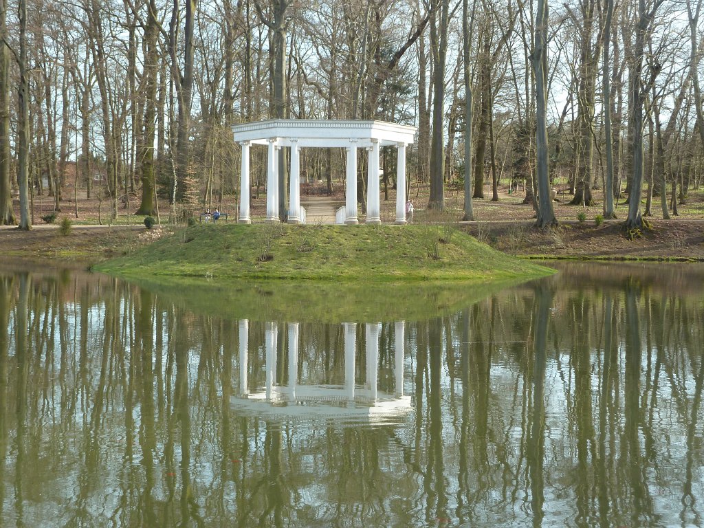 P1090875.JPG - Der âKleine Tannenwaldâ  http://de.wikipedia.org/wiki/Landgr%C3%A4fliche_G%C3%A4rten_Bad_Homburg 