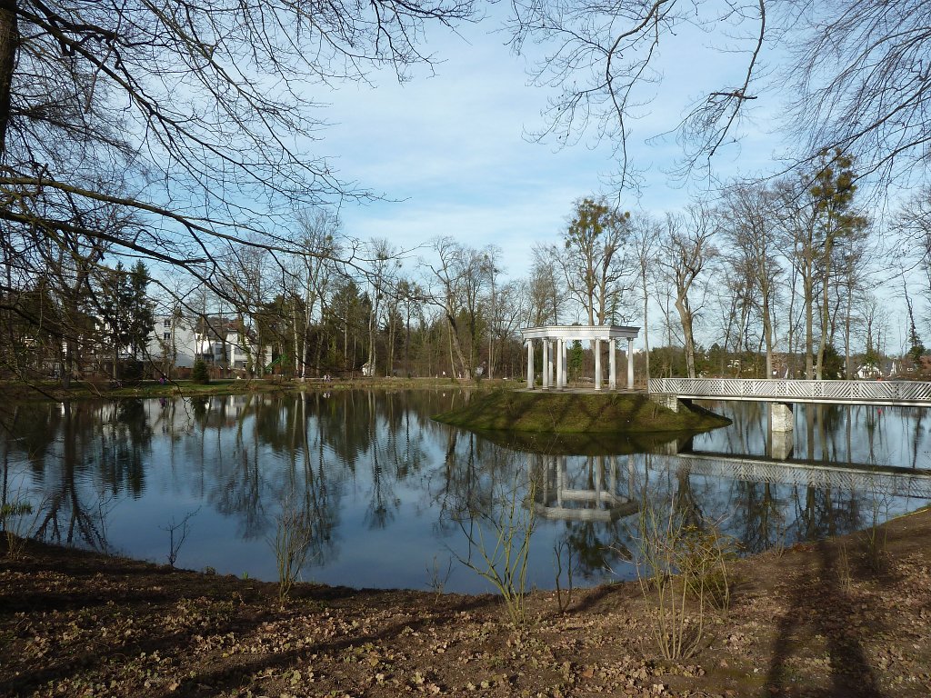P1090882.JPG - Der âKleine Tannenwaldâ  http://de.wikipedia.org/wiki/Landgr%C3%A4fliche_G%C3%A4rten_Bad_Homburg 