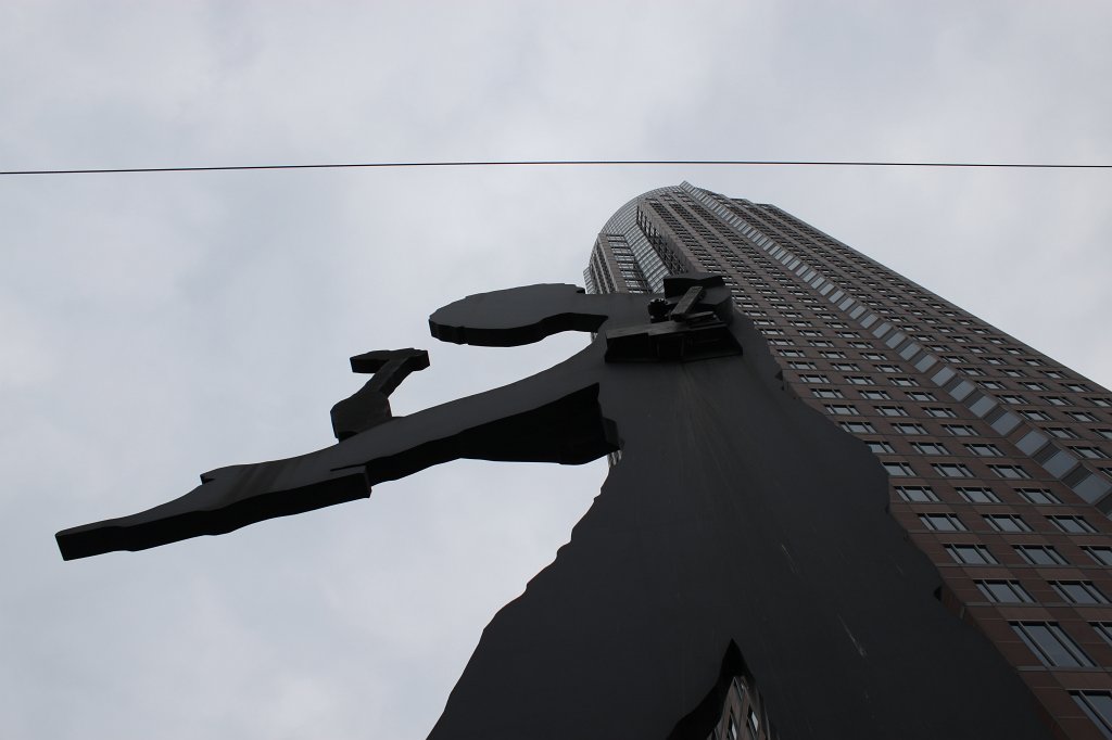IMG_4597.JPG -  Hammering man  in front of the  Messeturm  at the  Wolkenkratzer Festival  2013