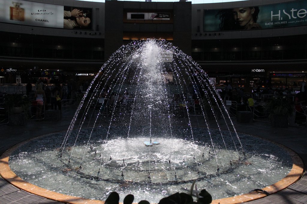 IMG_5413.JPG -  Ben Gurion Airport  Fountain