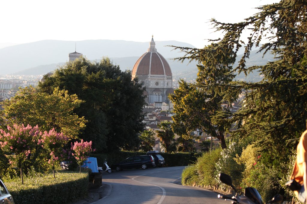 IMG_6058.JPG - Winding road with a view of the  Duomo 