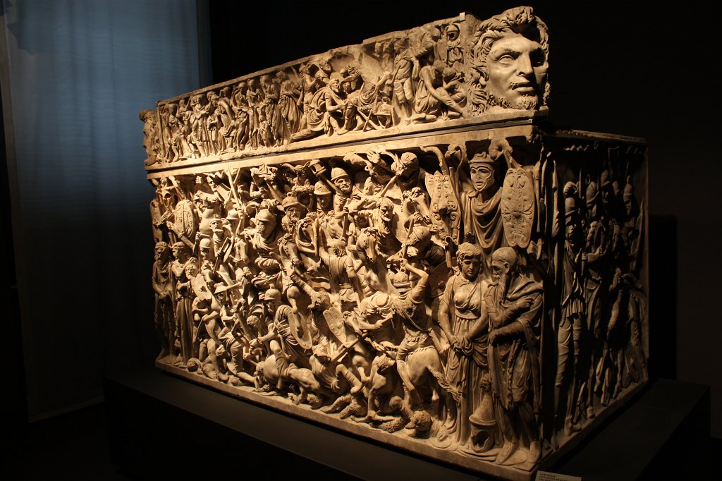 IMG_6752.JPG - Sarcofago con scena di battaglia tra romani e germani e con scene della vita di un gererale sul coperchio, Roma, Dalla località  Portanaccio sull via Tiburtina, 180 - 190 A.D. National Museum of Rome - Palazzo Massimo alle Terme 