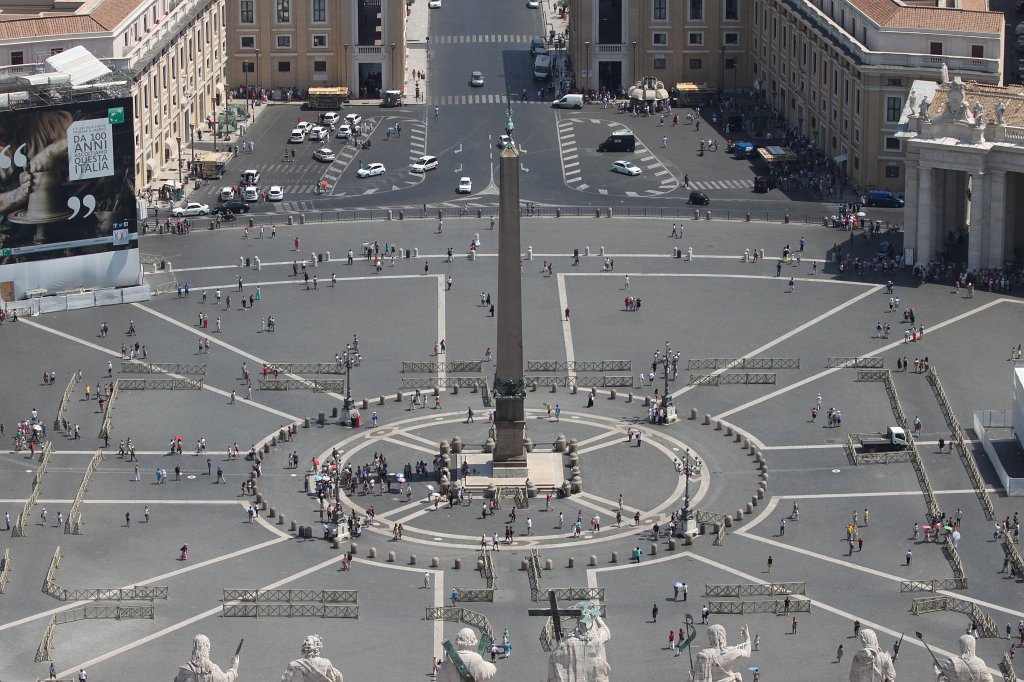 IMG_7178.JPG - The four-thousand-year-old Egyptian obelisk in the center of  St. Peter's Square 