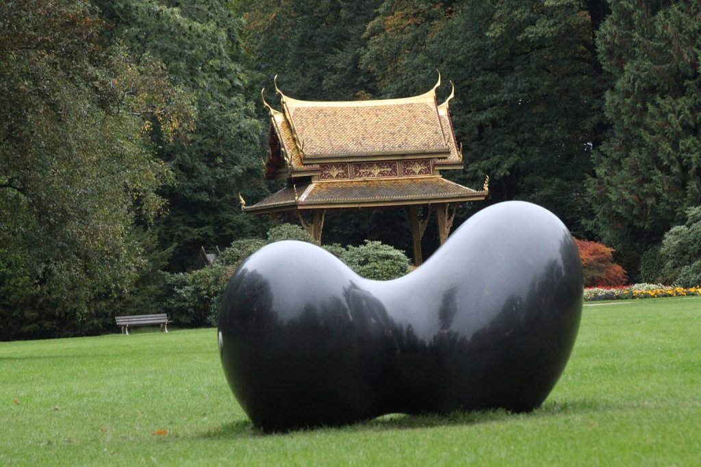 IMG_8123.JPG - Twist, Masayuki Koorida, 2013, schwarzer Granit, 190 x 190 x 320 cm,  Blickachsen  9, Bad Homburg in front of Sala-Thai I built by  Chulalongkorn , the king of Siam