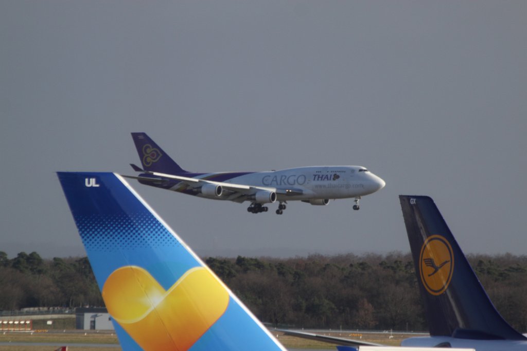 IMG_8822.JPG - Plane landing at  Rhein-Main-Flughafen 