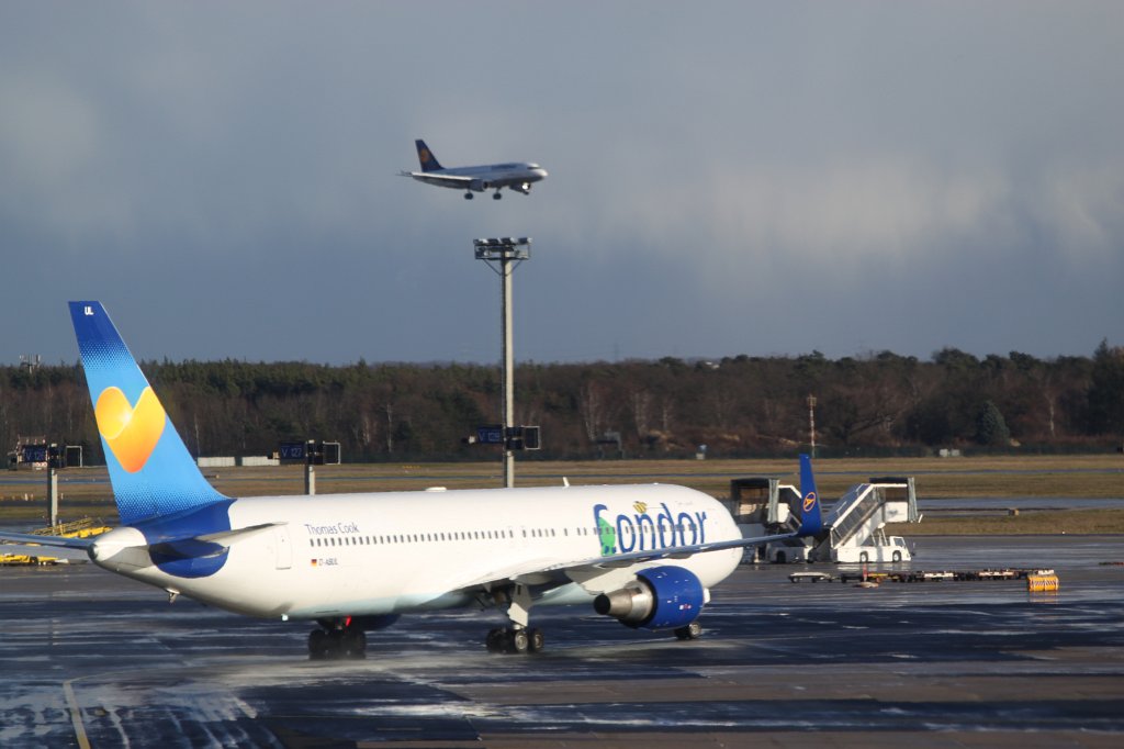 IMG_8826.JPG - Plane landing at  Rhein-Main-Flughafen 