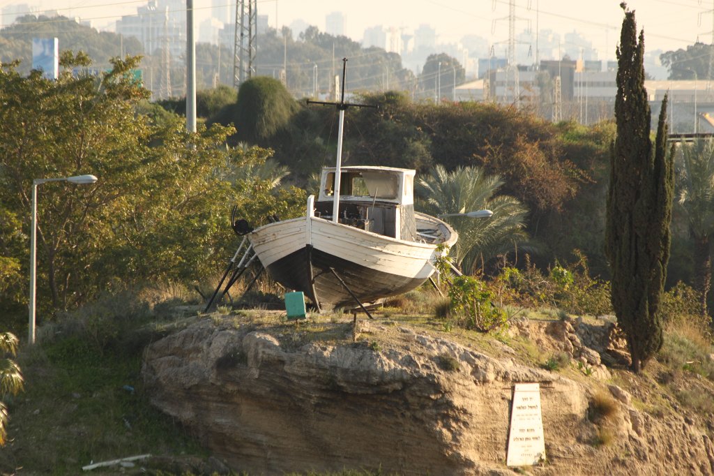 IMG_8873.JPG - Boat on the rock (Immigrants Memorial)