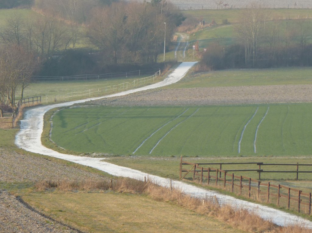 P1110412.JPG - White road