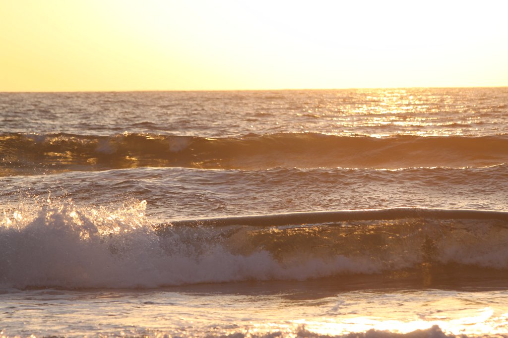 IMG_9591.JPG - Waves at sunset