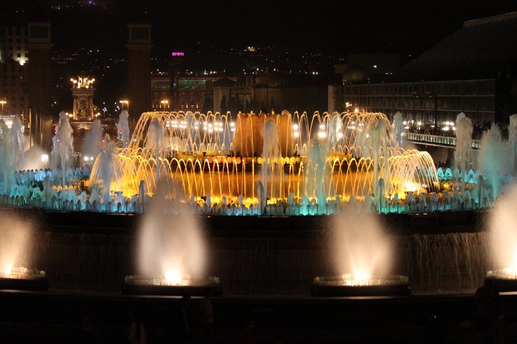 IMG_4069.JPG -  Font màgica de Montjuïc  view down the  Avinguda de la Reina Maria Cristina  to the  Plaça d'Espanya 