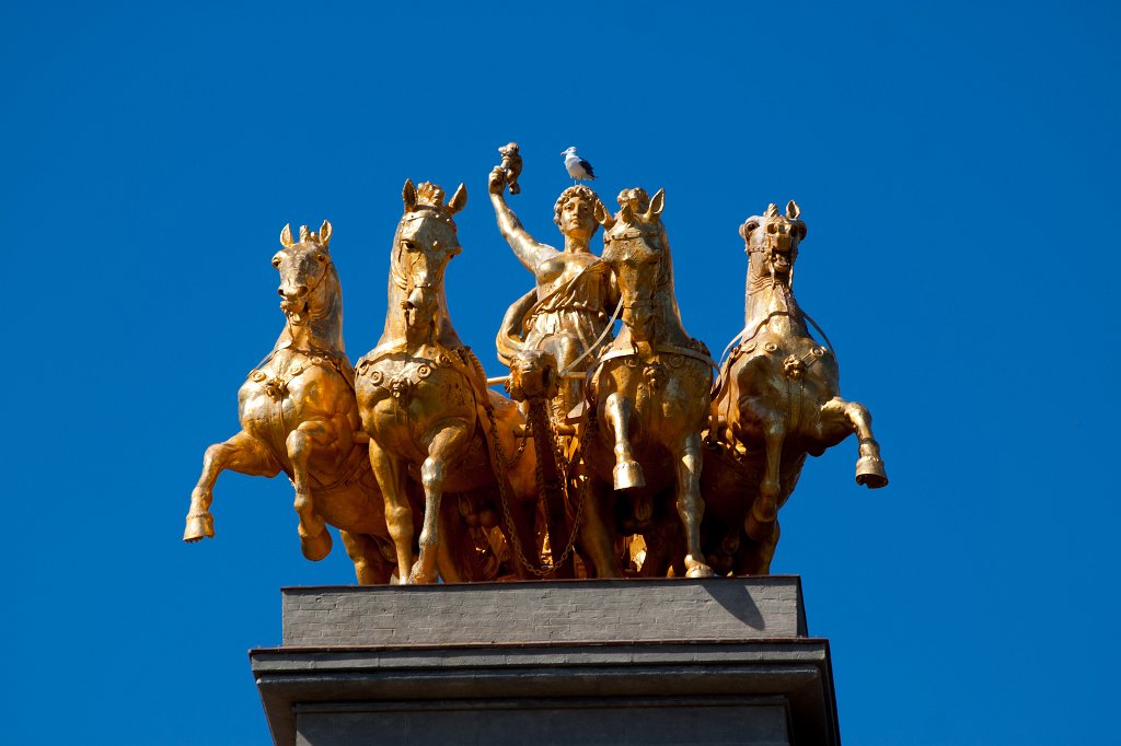 IMG_4383_c.jpg - Quadriga de l'Aurora on top of the Font de la cascada,  Parc de la Ciutadella 