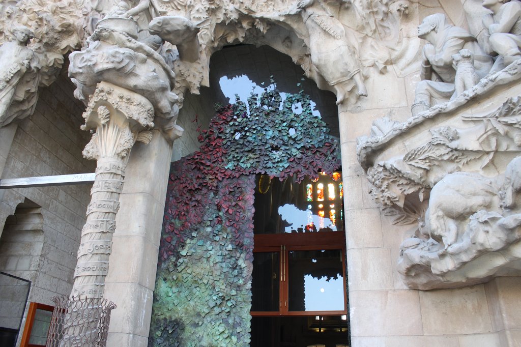 IMG_5373.JPG - Basílica i Temple Expiatori de la  Sagrada Família  - Nativity entrance