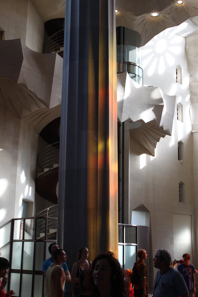IMG_5464.JPG - Basílica i Temple Expiatori de la  Sagrada Família  - column colored by windows light