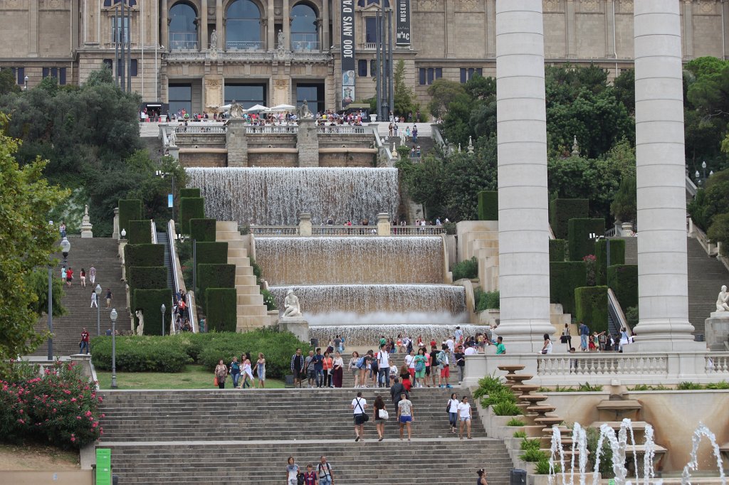 IMG_5658.JPG - Cascades & stairs up to  Museu Nacional d'Art de Catalunya 