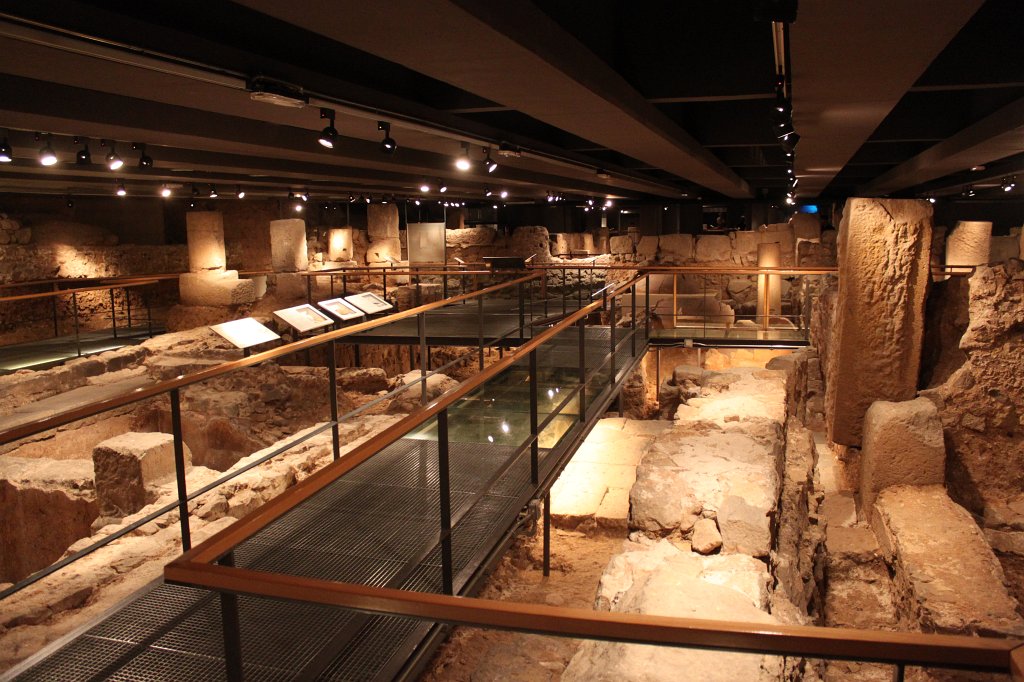 IMG_6092.JPG - Remainings of the Roman Empire under the streets of Barcelona shown in the  Museu d'Història de Barcelona 