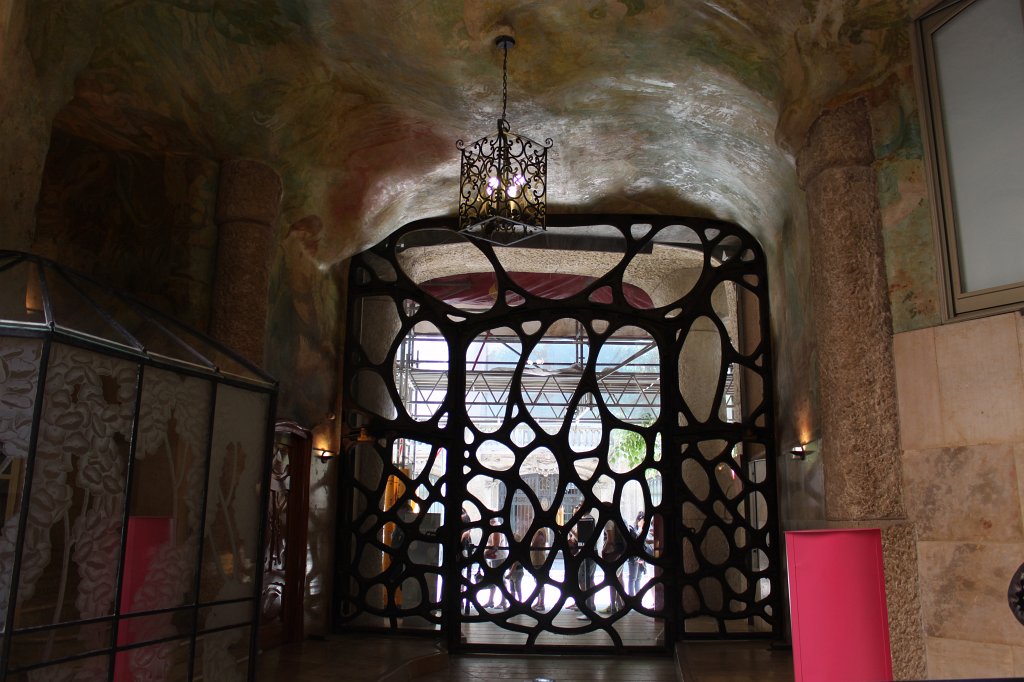 IMG_6566.JPG -  Casa Milà (La Pedrera)  gate