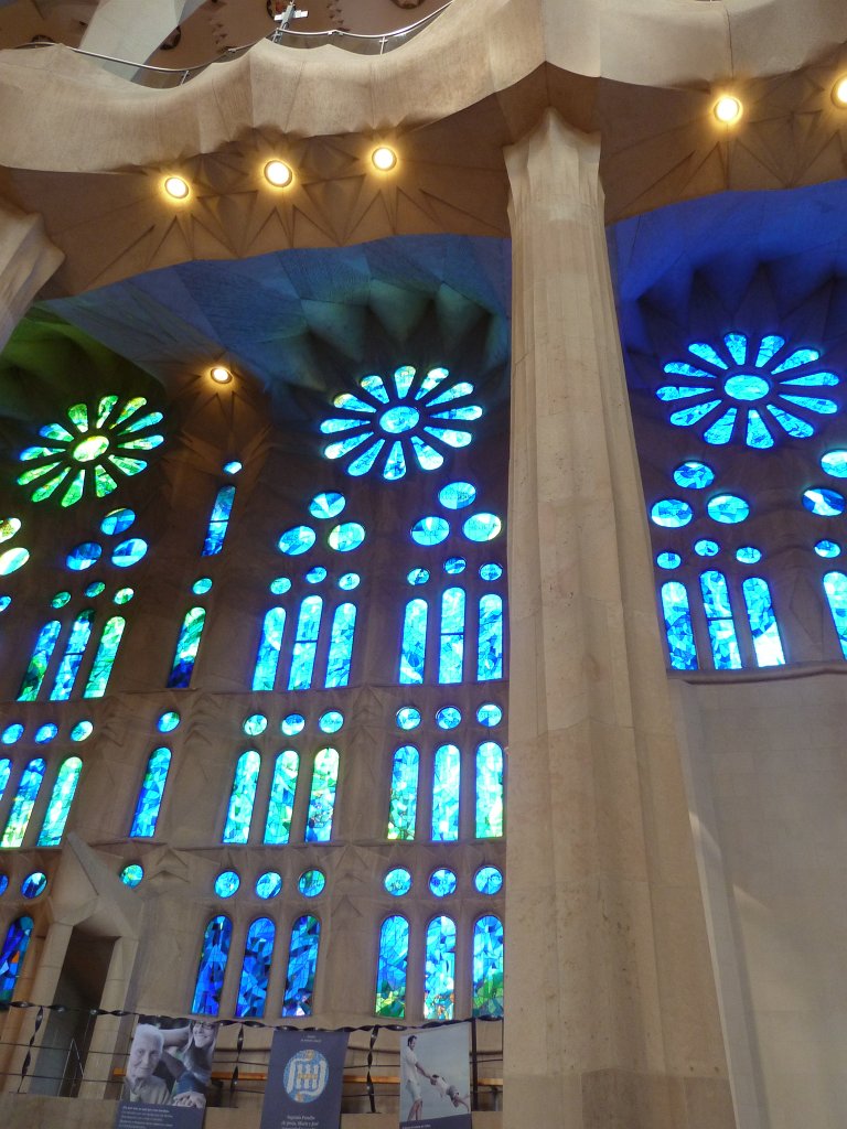 P1130057.JPG - Basílica i Temple Expiatori de la  Sagrada Família  - Windows
