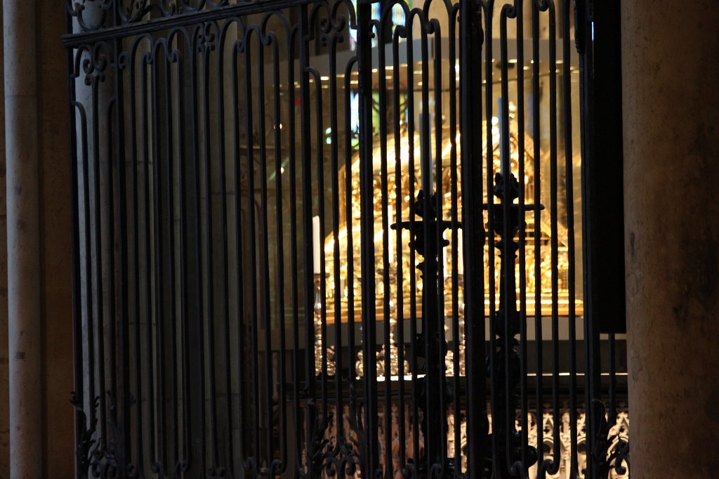 IMG_7517.JPG - The shrine of the Three Kings behind fences in the  Cologne Cathedral 