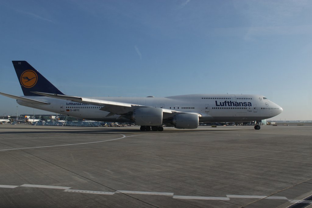 IMG_7592.JPG - Lufthansa Boeing 747-8 D-ABYC "Sachsen" waiting to proceed