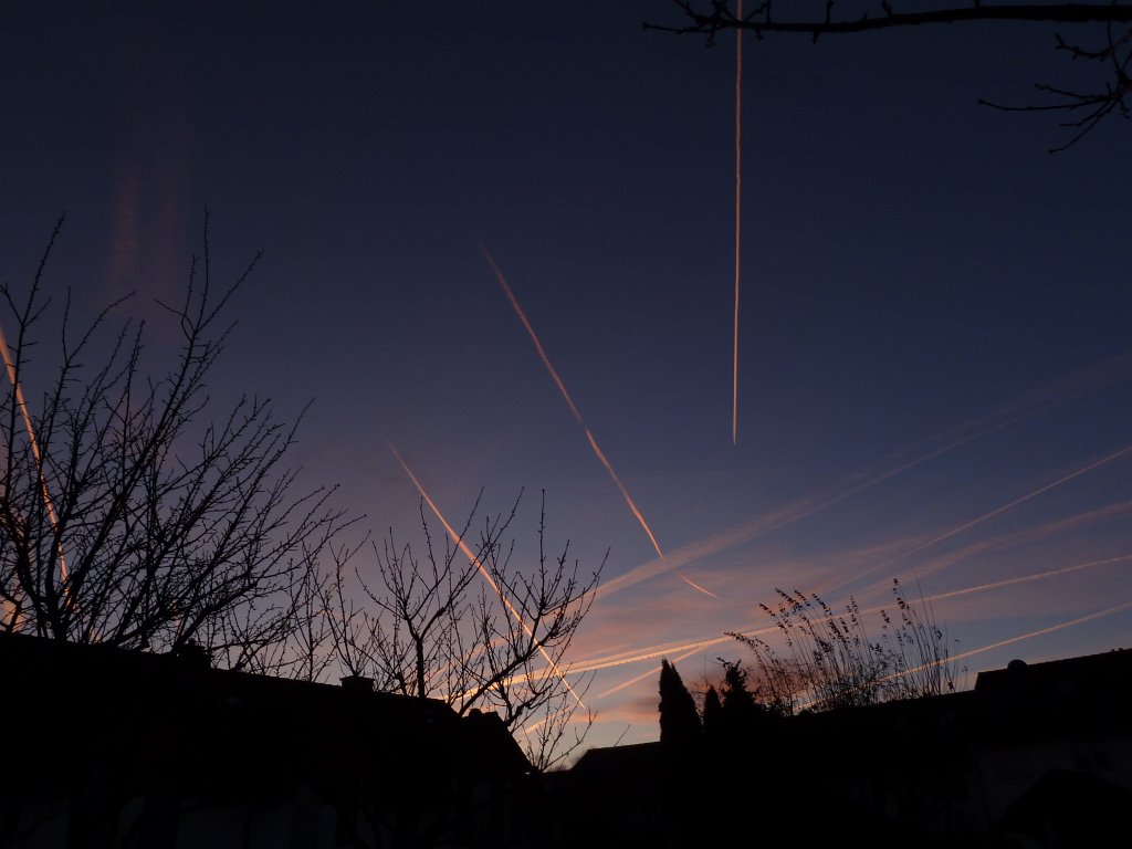 P1130682.JPG - Traces in the sky before sunrise
