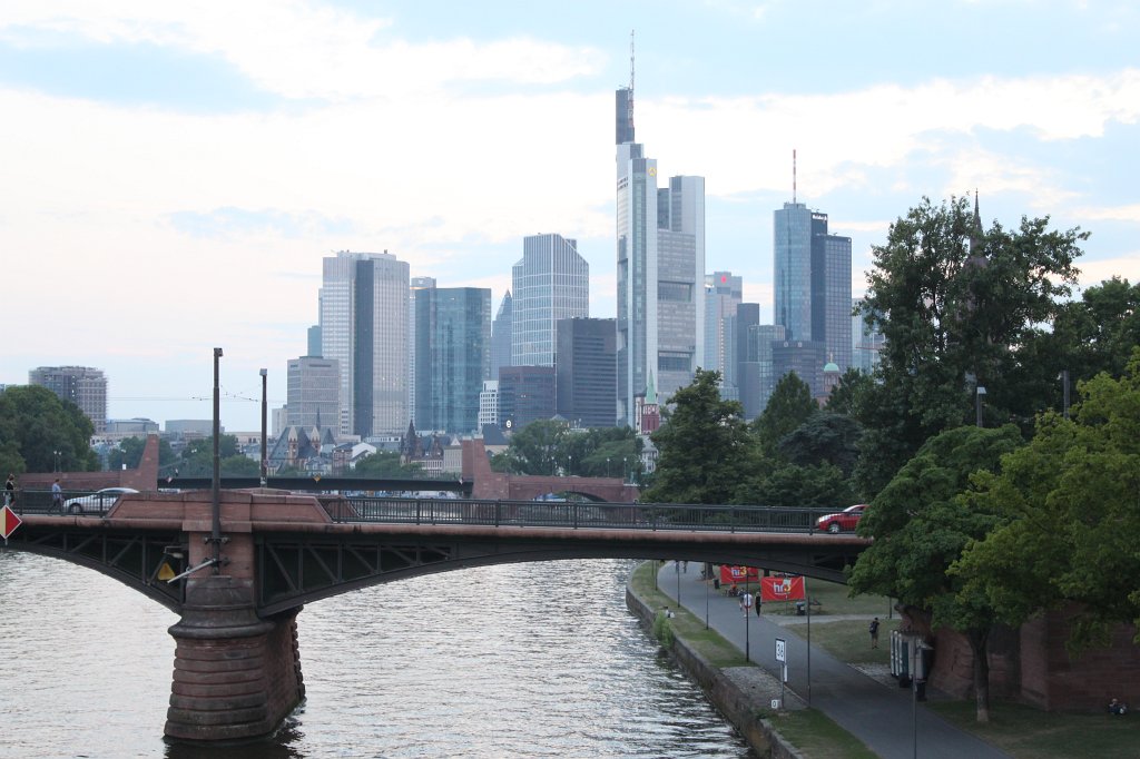 IMG_1965.JPG -  Ignatz-Bubis-Brücke  crossing the  Main river  in  Frankfurt 