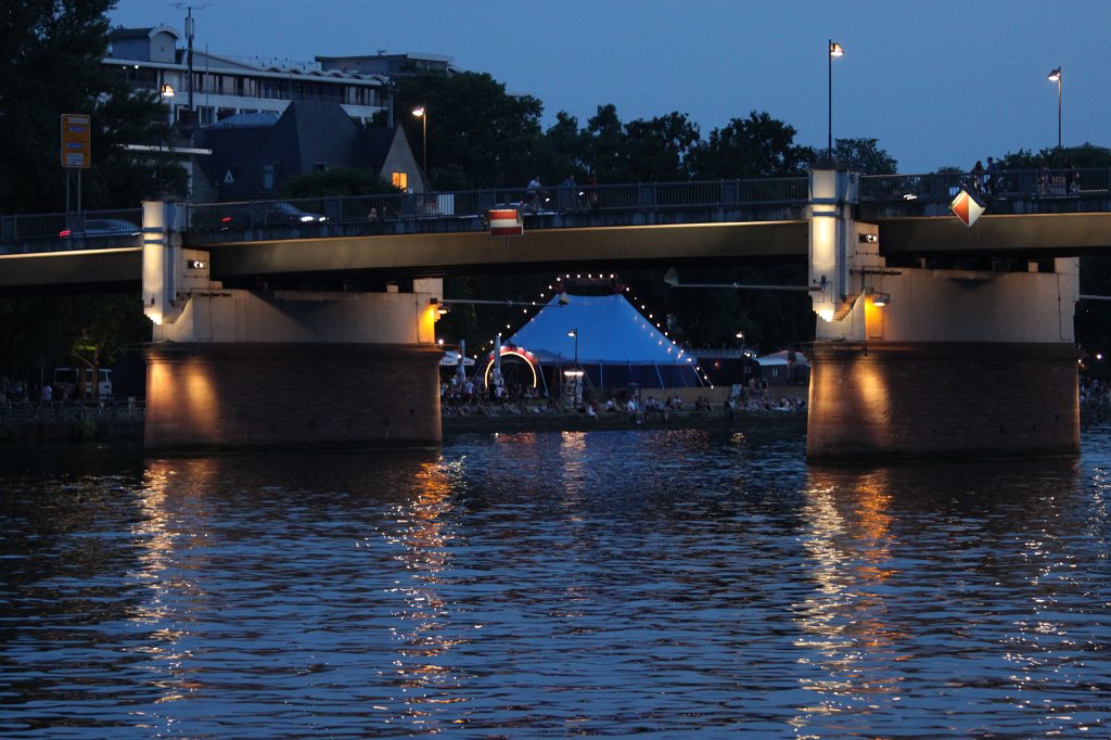 IMG_1985.JPG -  Main river  bank at  Frankfurt 