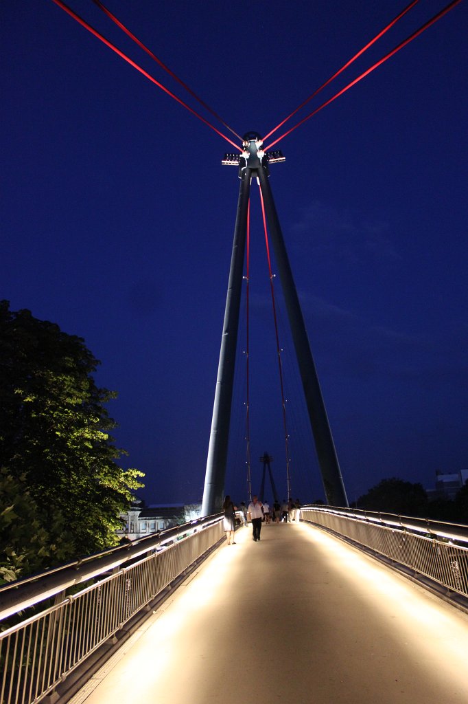 IMG_2004.JPG -  Holbeinsteg  crossing the  Main river  in  Frankfurt 