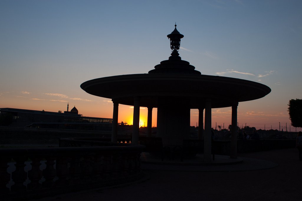 IMG_3269_c1.jpg - Sunset behind Glockenspielpavillon and Elbe river