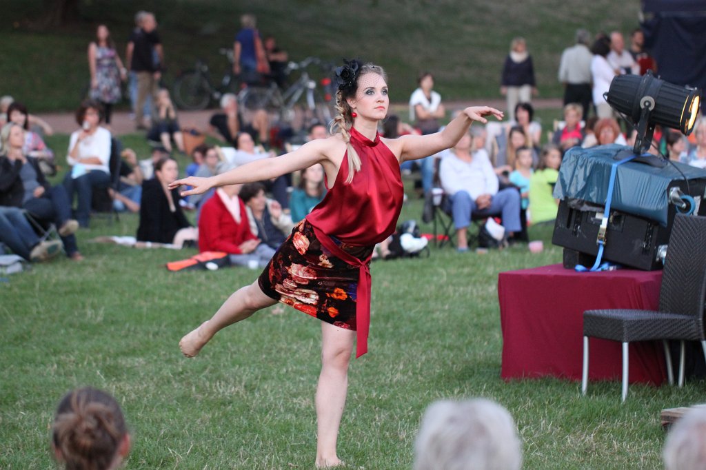 IMG_3290.JPG - Fashion show in the garden of the  Japanisches Palais 