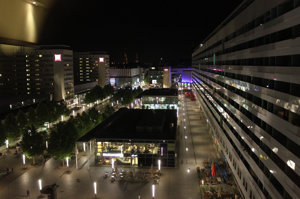 IMG_3444.JPG - Prager Straße at night