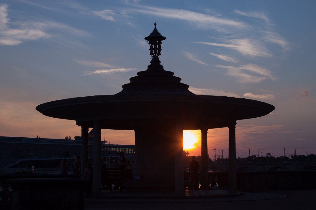 IMG_3576_c.jpg - Sunset behind Glockenspielpavillon and Elbe river