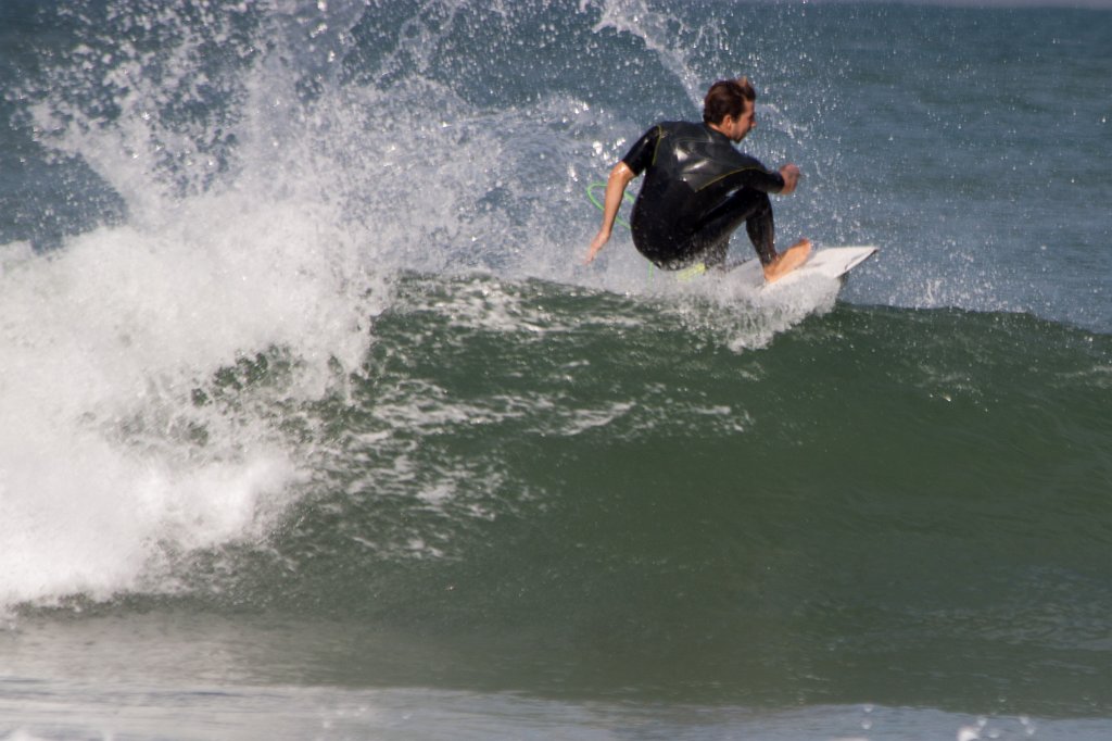 IMG_5611_c.jpg - Surfing in the morning