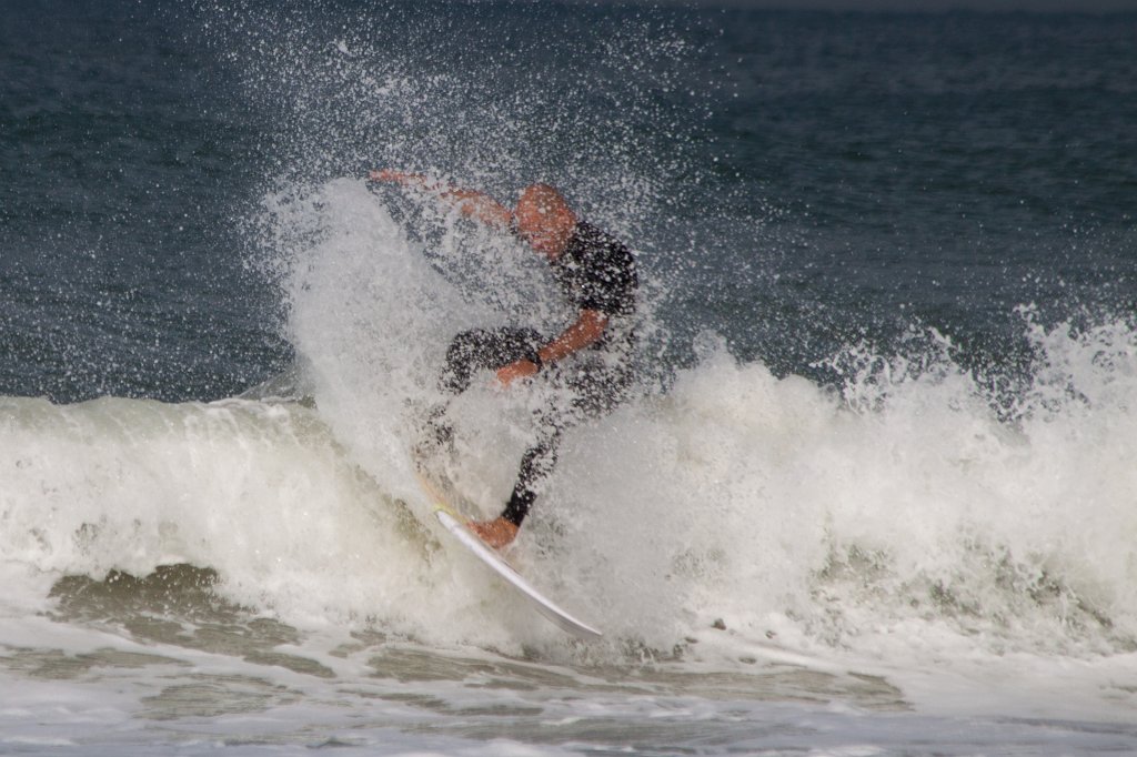 IMG_5633_c.jpg - Surfing in the morning