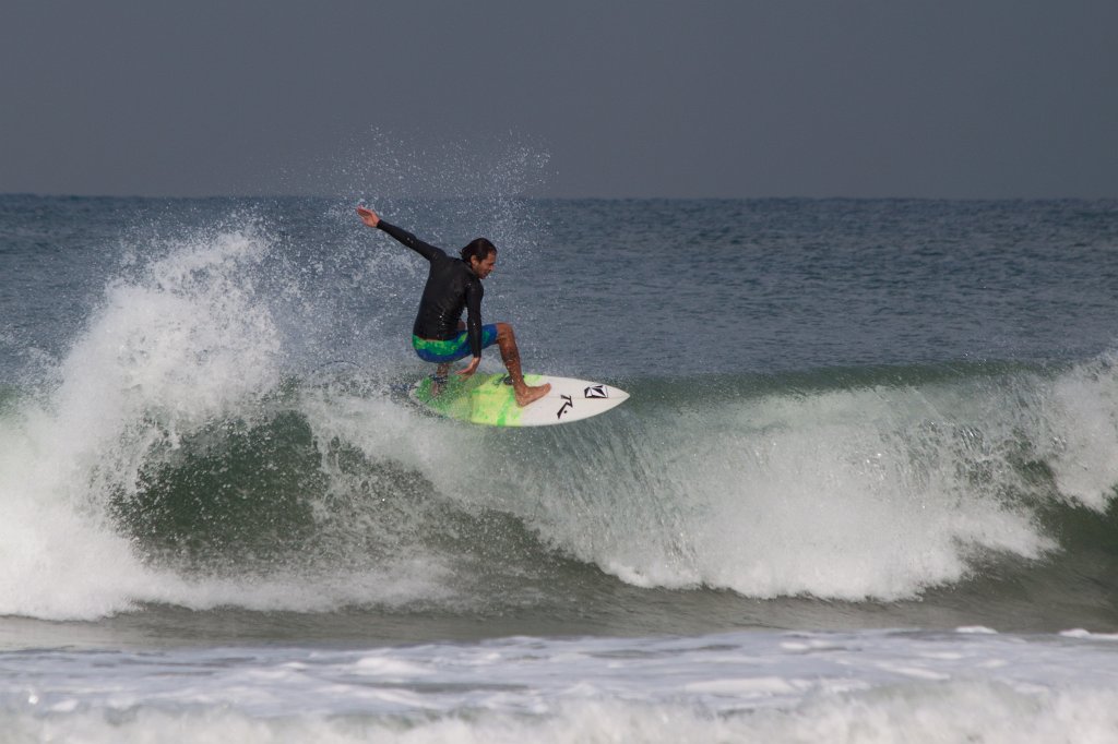 IMG_5653_c.jpg - Surfing in the morning