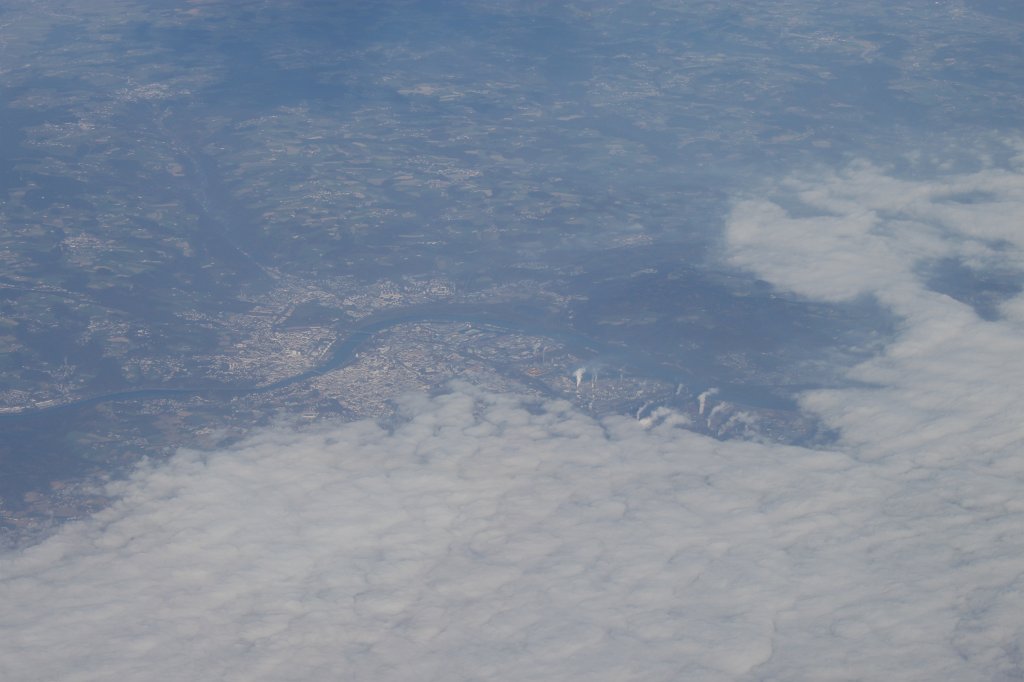 IMG_5850.JPG - Clouds and chimneys in Linz